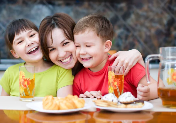 Mother with children drink juice — Stock Photo, Image