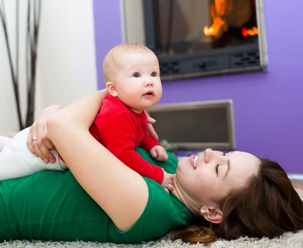 Mère jouant avec sa fille — Photo