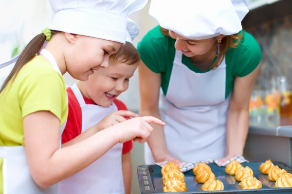 Madre con bambini che fanno il pane — Foto Stock