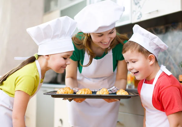 Madre con bambini che fanno il pane — Foto Stock