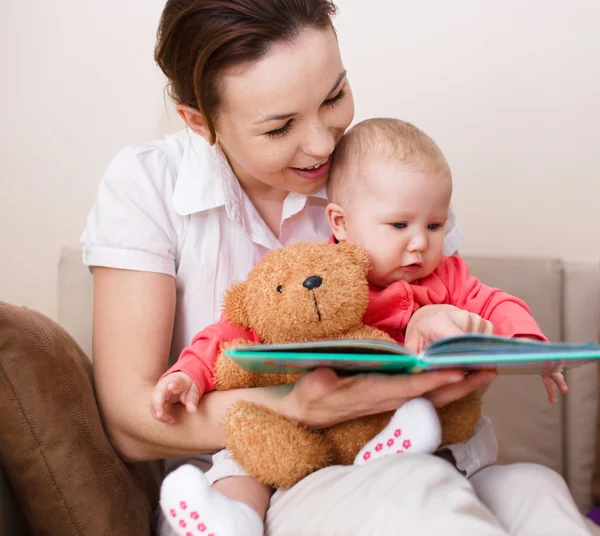 Madre está leyendo el libro con su hija —  Fotos de Stock