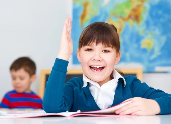 Leuk meisje is het lezen van boek — Stockfoto