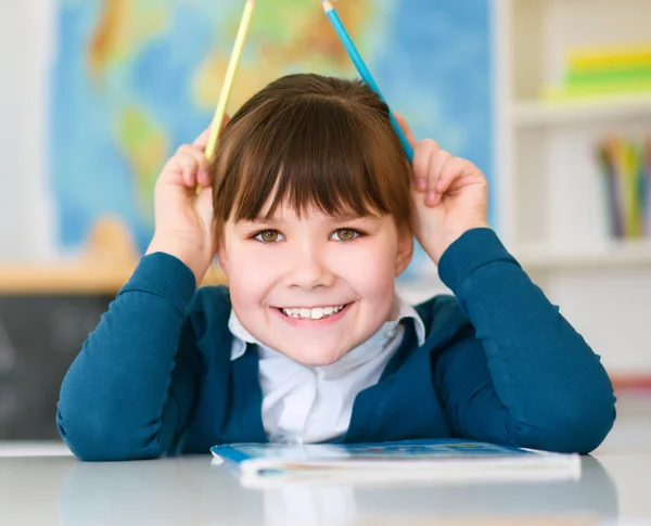 Leuk meisje is het lezen van boek — Stockfoto