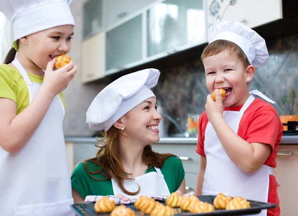 Moeder met kinderen maken van brood — Stockfoto