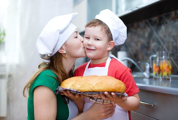 Moeder met zoon brood maken — Stockfoto