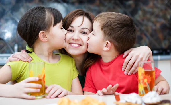 Matka z dziećmi pić sok — Zdjęcie stockowe