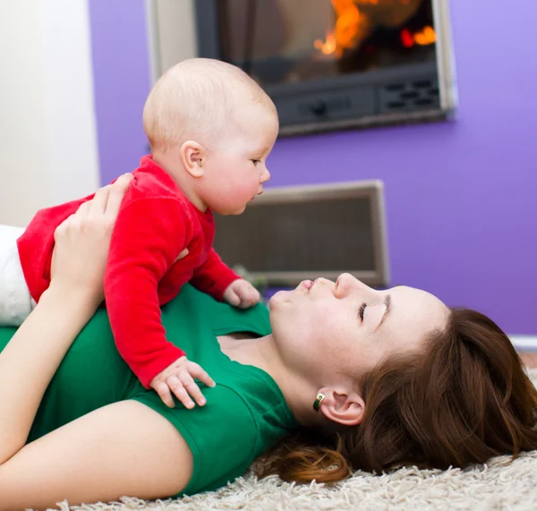 Mère tient l'enfant — Photo