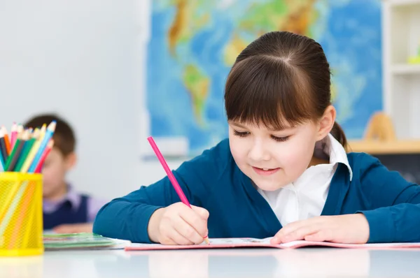 Leuk meisje is het lezen van boek — Stockfoto