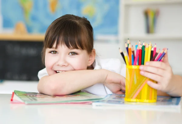 Leuk meisje is het lezen van boek — Stockfoto