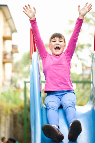 女の子が遊び場で遊んでいます。 — ストック写真