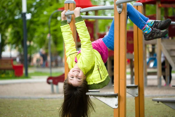 女の子が遊び場で遊んでいます。 — ストック写真