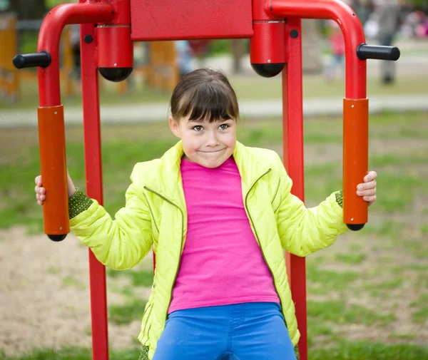 Oyun parkında oynayan kız — Stok fotoğraf