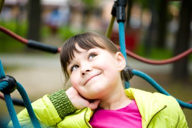 Oyun parkında oynayan kız