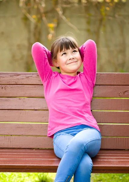 Nettes Mädchen hält staunend ihr Gesicht — Stockfoto