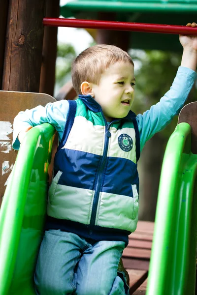 Kleiner Junge spielt auf Spielplatz — Stockfoto