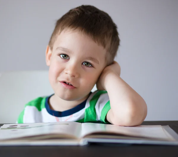 लहान मुलगा एक पुस्तक वाचत आहे — स्टॉक फोटो, इमेज