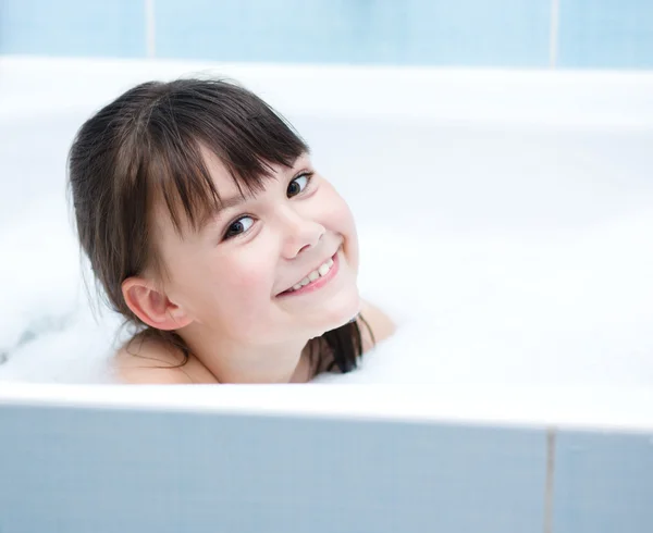 Mädchen badet im Badezimmer — Stockfoto
