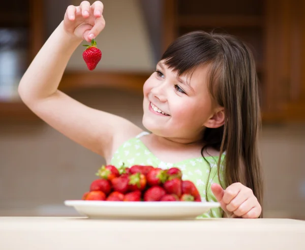 Feliz niña está comiendo fresas —  Fotos de Stock