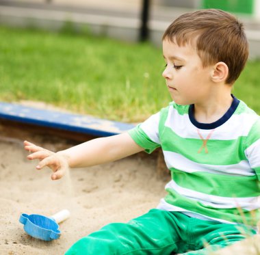 küçük çocuk oyun oynuyor