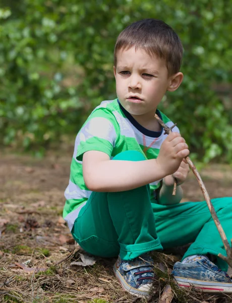 Junge spielt im Wald — Stockfoto