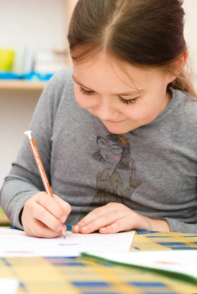 Cute girl is drawing using pencils — Stock Photo, Image