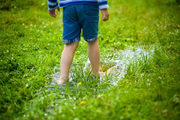 Petit garçon joue sur le terrain de jeu — Photo