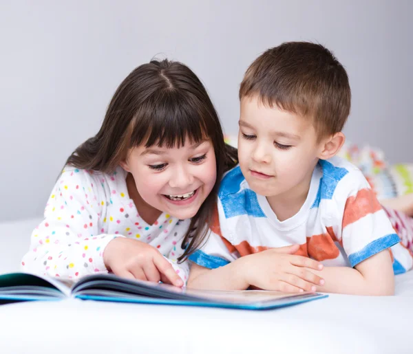 Kinder lesen Buch — Stockfoto