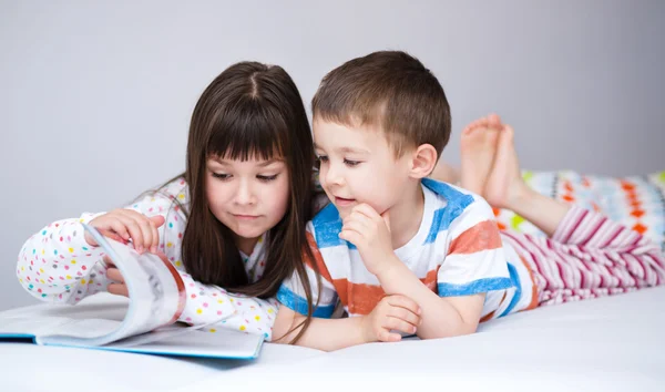 Kinder lesen Buch — Stockfoto