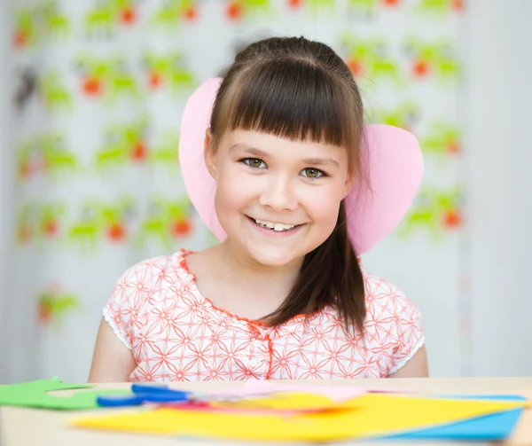 La felicidad - la muchacha sonriente con el corazón rosa — Foto de Stock