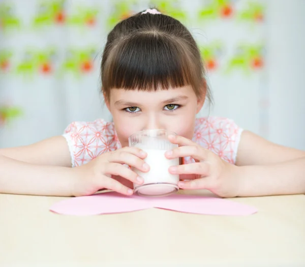 Flicka med ett glas mjölk — Stockfoto