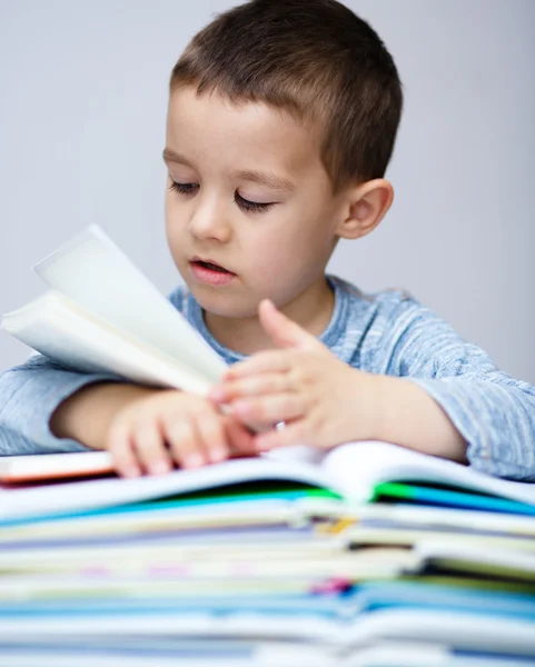 Kleiner Junge liest ein Buch — Stockfoto