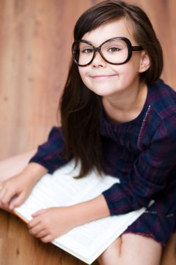 sevimli kız kitap okuma