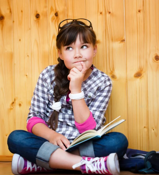 かわいい女の子は本を読んでください。 — ストック写真