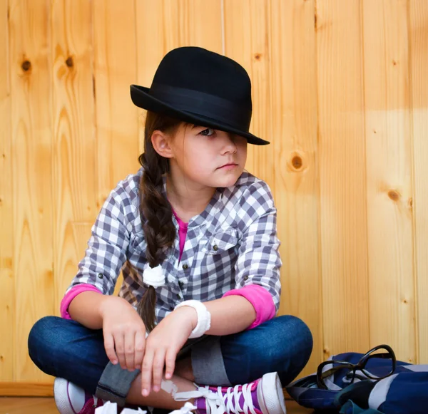 Portrait girl in a black hat — Stock Photo, Image