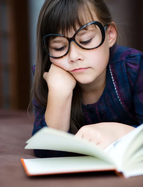 Linda chica está leyendo libro — Foto de Stock