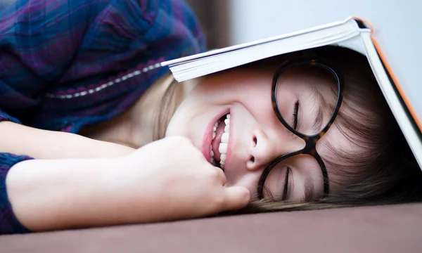Menina bonito está lendo livro — Fotografia de Stock