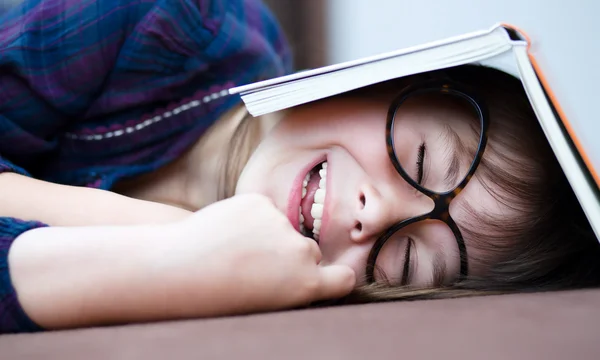 Linda chica está leyendo libro —  Fotos de Stock