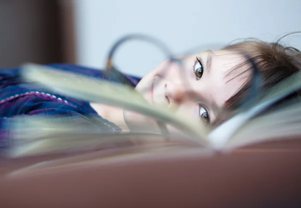 Söt tjej läser bok — Stockfoto