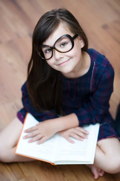 Søt jente leser bok. – stockfoto