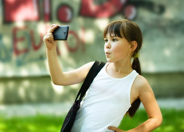 Girl makes self-portrait on the smartphone — Stock Photo, Image