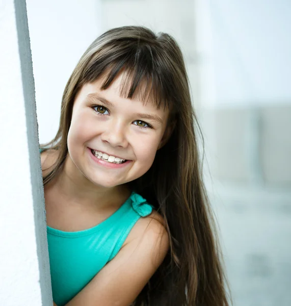 Young girl is playing outdoors — Stock Photo, Image