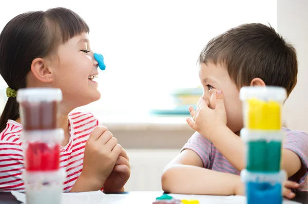 Niños jugando con la masa del juego del color — Foto de Stock