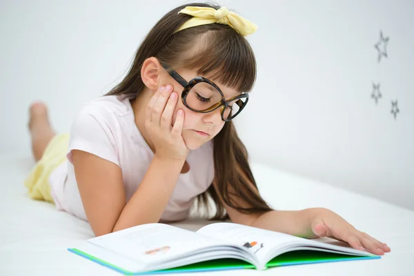 Маленькая девочка читает книгу — стоковое фото