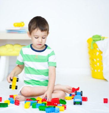 çocuk yapı taşları ile oynuyor