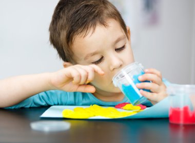 Renkli oyun hamuru ile oynamak çocuk