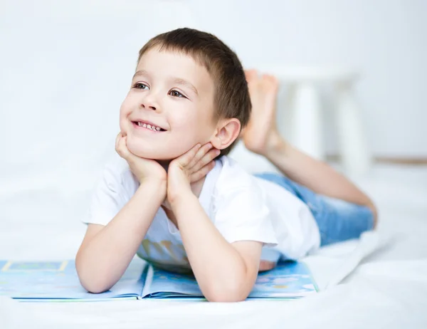 Kleine jongen is het lezen van een boek — Stockfoto