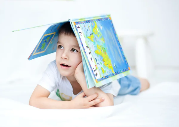 Menino está lendo um livro — Fotografia de Stock