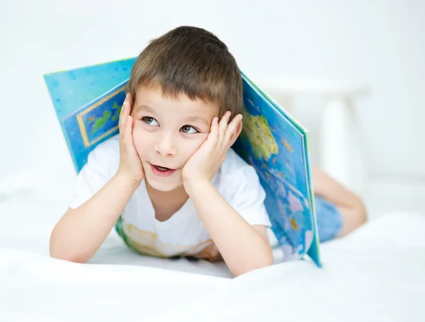 El niño está leyendo un libro. — Foto de Stock