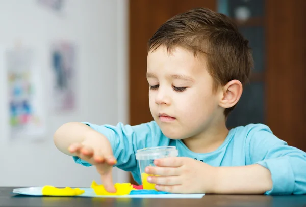 Renkli oyun hamuru ile oynamak çocuk