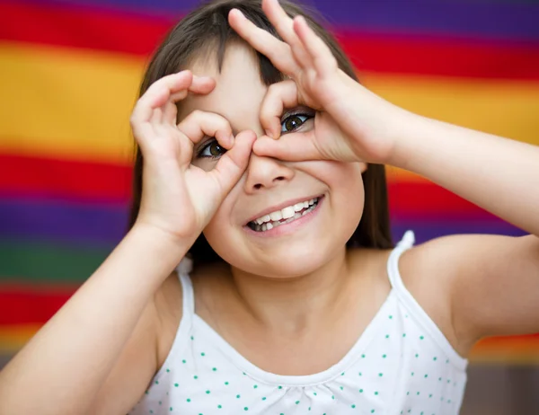 Ragazza carina sta tenendo il viso stupito — Foto Stock